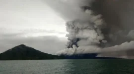 Aktivitas vulkanik gunung api Anak Krakatau masih tinggi, Pusat Vulkanologi dan Mitigasi Bencana Geologi (PVMBG) mempertahankan status Level III atau Siaga.
