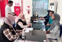 Pengawas Ketenagakerjaan Ditjen Binwasnaker dan K3 Kemnaker melakukan verifikasi dokumen hubungan kerja bersama manajemen perusahaan