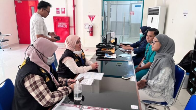 Pengawas Ketenagakerjaan Ditjen Binwasnaker dan K3 Kemnaker melakukan verifikasi dokumen hubungan kerja bersama manajemen perusahaan