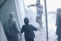 Tangkapan layar rekaman CCTV memperlihatkan momen saat dua pria mendekati seorang perempuan di depan rumahnya kawasan Ngipik
