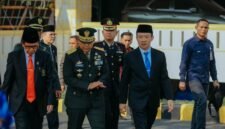 Marindo Kurniawan didampingi jajaran Forkopimda Provinsi Lampung berjalan menuju lokasi upacara di Kompleks Kantor Gubernur Lampung
