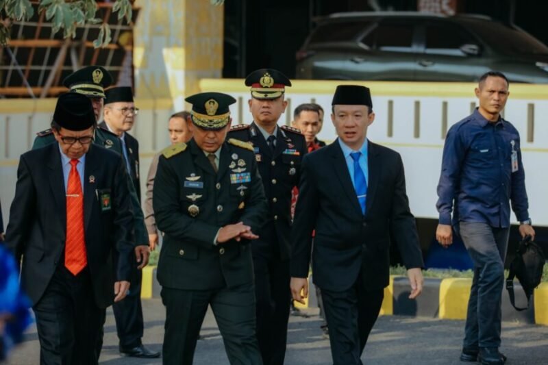 Marindo Kurniawan didampingi jajaran Forkopimda Provinsi Lampung berjalan menuju lokasi upacara di Kompleks Kantor Gubernur Lampung