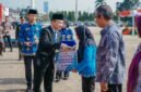 Marindo Kurniawan menyerahkan secara simbolis tali asih bagi anggota KORPRI purna bhakti saat Upacara Peringatan Hari Kesaktian Pancasila Tahun 2026 di Lapangan Korpri