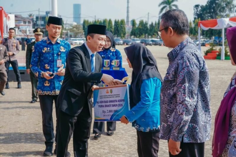 Marindo Kurniawan menyerahkan secara simbolis tali asih bagi anggota KORPRI purna bhakti saat Upacara Peringatan Hari Kesaktian Pancasila Tahun 2026 di Lapangan Korpri