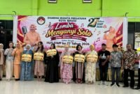 Para pemenang Lomba Menyanyi Solo Antar Dinas/Instansi Tingkat Kota Bekasi foto bersama Ketua DWP Kota Bekasi
