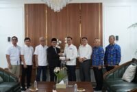 Bupati Bandung Dadang Supriatna foto bersama jajaran Pertamina Patra Niaga dan Pemkab Bandung usai membahas pengajuan tambahan kuota BBM subsidi di Rumah Dinas Bupati Bandung

