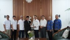 Bupati Bandung Dadang Supriatna foto bersama jajaran Pertamina Patra Niaga dan Pemkab Bandung usai membahas pengajuan tambahan kuota BBM subsidi di Rumah Dinas Bupati Bandung

