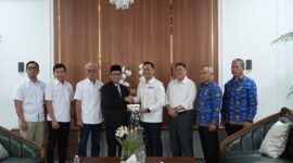 Bupati Bandung Dadang Supriatna foto bersama jajaran Pertamina Patra Niaga dan Pemkab Bandung usai membahas pengajuan tambahan kuota BBM subsidi di Rumah Dinas Bupati Bandung

