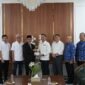 Bupati Bandung Dadang Supriatna foto bersama jajaran Pertamina Patra Niaga dan Pemkab Bandung usai membahas pengajuan tambahan kuota BBM subsidi di Rumah Dinas Bupati Bandung


