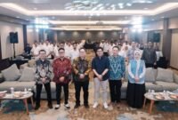 Ratu Syafitri Muhayati (kanan depan) berfoto bersama jajaran manajemen dan peserta usai kegiatan Penyuluhan Anti Korupsi bagi tenaga kerja PT Haleyora Powerindo di Ballroom Jayakarta Villas Anyer