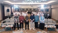 Ratu Syafitri Muhayati (kanan depan) berfoto bersama jajaran manajemen dan peserta usai kegiatan Penyuluhan Anti Korupsi bagi tenaga kerja PT Haleyora Powerindo di Ballroom Jayakarta Villas Anyer