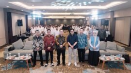 Ratu Syafitri Muhayati (kanan depan) berfoto bersama jajaran manajemen dan peserta usai kegiatan Penyuluhan Anti Korupsi bagi tenaga kerja PT Haleyora Powerindo di Ballroom Jayakarta Villas Anyer