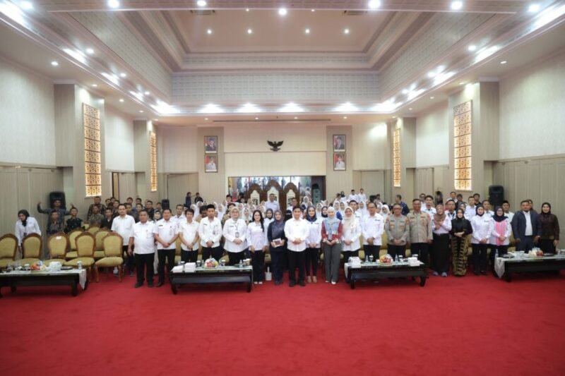 Achmad Dimyati Natakusumah berfoto bersama jajaran pengurus Banten Muda Penggiat Pariwisata (BMPP) serta para tamu undangan usai acara Pelantikan BMPP