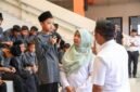 Andra Soni berinteraksi langsung dengan salah satu siswa Sekolah Rakyat (SR) Terintegrasi saat meninjau kegiatan pembelajaran di Desa Panggarangan