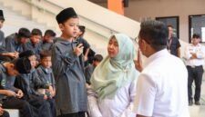 Andra Soni berinteraksi langsung dengan salah satu siswa Sekolah Rakyat (SR) Terintegrasi saat meninjau kegiatan pembelajaran di Desa Panggarangan