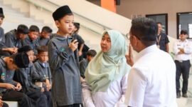 Andra Soni berinteraksi langsung dengan salah satu siswa Sekolah Rakyat (SR) Terintegrasi saat meninjau kegiatan pembelajaran di Desa Panggarangan