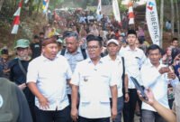 Andra Soni didampingi Anggota DPRD Provinsi Banten Musa Weliansyah berjalan bersama rombongan dan masyarakat Kampung Cibogo
