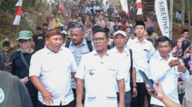 Andra Soni didampingi Anggota DPRD Provinsi Banten Musa Weliansyah berjalan bersama rombongan dan masyarakat Kampung Cibogo
