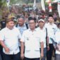 Andra Soni didampingi Anggota DPRD Provinsi Banten Musa Weliansyah berjalan bersama rombongan dan masyarakat Kampung Cibogo
