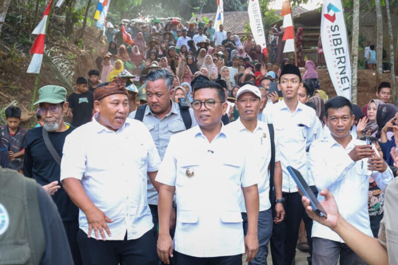 Andra Soni didampingi Anggota DPRD Provinsi Banten Musa Weliansyah berjalan bersama rombongan dan masyarakat Kampung Cibogo
