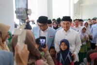 Achmad Dimyati Natakusumah merangkul dan berinteraksi dengan salah seorang peserta saat menghadiri Festival Anak Saleh Indonesia (FASI) XIII di Halaman Masjid Raya Al-Bantani