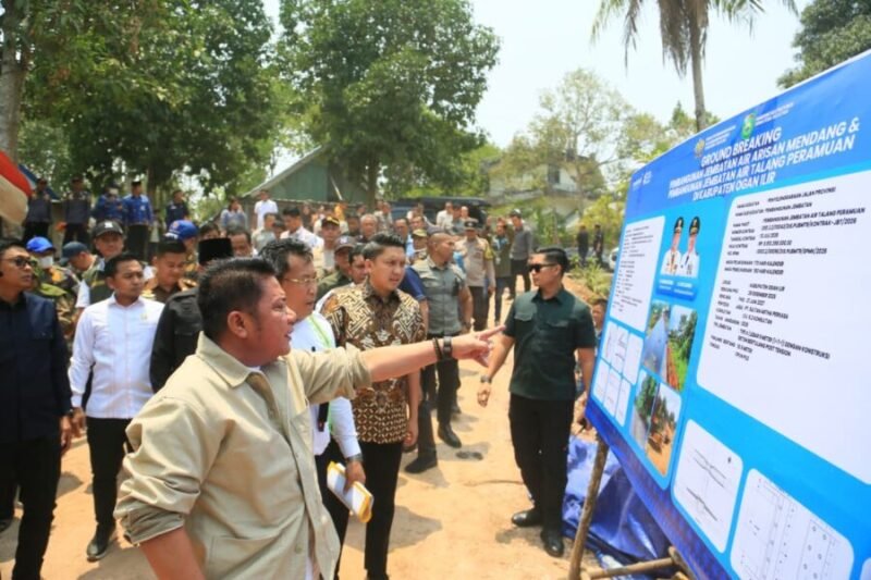 H. Herman Deru, menunjuk papan informasi proyek saat menghadiri groundbreaking Pembangunan Jembatan Air Arisan Mendang dan Jembatan Air Talang Peramuan di Desa Penyandingan