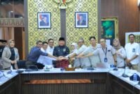 H. Herman Deru (tengah) bersama jajaran dan perwakilan Kementerian Perumahan dan Kawasan Permukiman (PKP) bertumpuk tangan sebagai simbol komitmen di Griya Agung