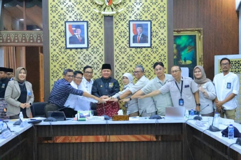 H. Herman Deru (tengah) bersama jajaran dan perwakilan Kementerian Perumahan dan Kawasan Permukiman (PKP) bertumpuk tangan sebagai simbol komitmen di Griya Agung