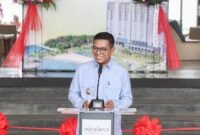 Gubernur Banten Andra Soni memberikan sambutan dalam sebuah acara di Banten