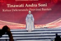Tinawati Andra Soni memperagakan busana kerajinan khas Banten pada panggung Parade Wastra Kriyanusa 2026 di Jakarta International Convention Center