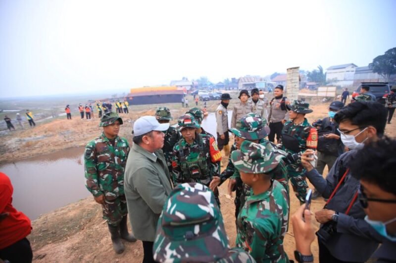 Arahan langsung Gubernur kepada personel gabungan TNI, Polri, dan BPBD. Sinergi lintas sektoral untuk penanggulangan karhutla yang efektif.