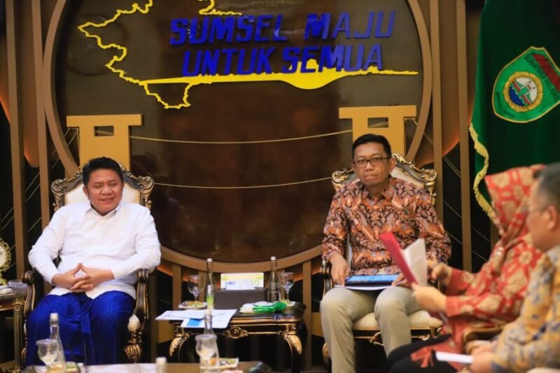 Suasana diskusi interaktif antara Gubernur Herman Deru dan Direktur Pelayanan Klinis Kemenkes RI Obrin Parulian untuk mendorong peningkatan mutu serta transparansi pelayanan kesehatan masyarakat.