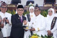 Momen keakraban Gubernur Lemhannas RI Tubagus Ace Hasan Syadzily saat menerima potongan tumpeng dan berjabat tangan pada Rapat Paripurna Istimewa HUT ke-26 Provinsi Banten.