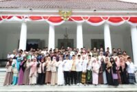 Andra Soni bersama para guru mengaji se-Kota Serang di Gedung Negara Provinsi Banten, Serang, pada hari Sabtu (3/10/2026)