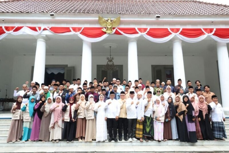 Andra Soni bersama para guru mengaji se-Kota Serang di Gedung Negara Provinsi Banten, Serang, pada hari Sabtu (3/10/2026)