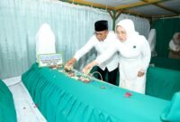 Andra Soni berziarah ke kompleks pemakaman Kesultanan Banten di Masjid Agung Banten dalam rangka menyambut HUT ke-26 Provinsi Banten