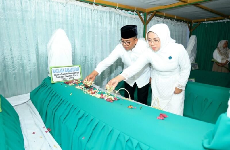Andra Soni berziarah ke kompleks pemakaman Kesultanan Banten di Masjid Agung Banten dalam rangka menyambut HUT ke-26 Provinsi Banten
