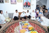 Andra Soni didampingi Ketua TP PKK Banten Tinawati Andra Soni, Ketua DPRD Banten Fahmi Hakim, serta rombongan bersilaturahmi ke kediaman pengurus Kenadziran Banten Lama KH Sadeli dalam rangka peringatan HUT ke-26 Provinsi Banten