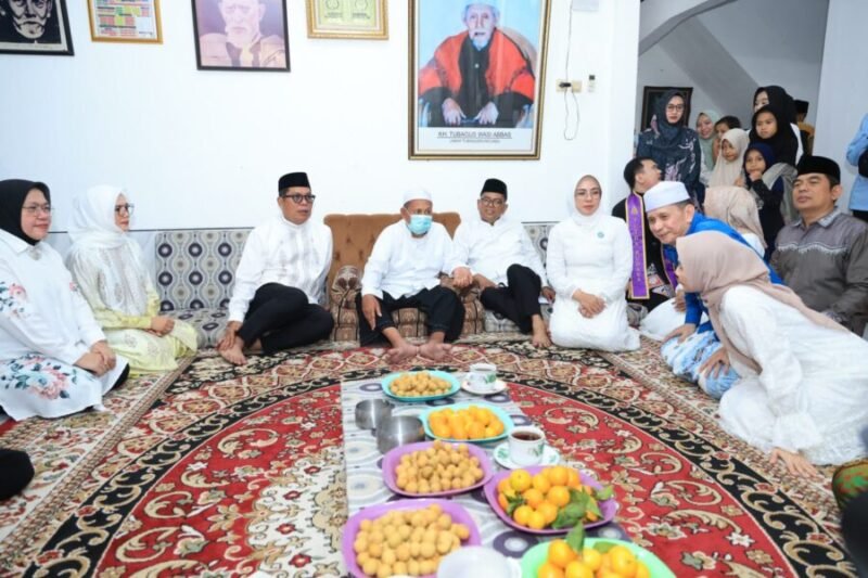 Andra Soni didampingi Ketua TP PKK Banten Tinawati Andra Soni, Ketua DPRD Banten Fahmi Hakim, serta rombongan bersilaturahmi ke kediaman pengurus Kenadziran Banten Lama KH Sadeli dalam rangka peringatan HUT ke-26 Provinsi Banten