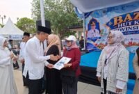 Deden Apriandhi menyerahkan sertifikat halal dan Nomor Induk Berusaha (NIB) kepada pelaku UMKM Banten sebagai bentuk dukungan legalitas usaha pada momen peringatan HUT ke-26 Provinsi Banten.