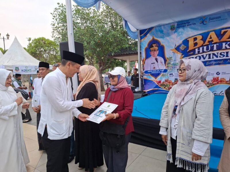 Deden Apriandhi menyerahkan sertifikat halal dan Nomor Induk Berusaha (NIB) kepada pelaku UMKM Banten sebagai bentuk dukungan legalitas usaha pada momen peringatan HUT ke-26 Provinsi Banten.