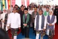 Andra Soni bersama pimpinan DPRD dan para tamu undangan berjalan menuju ruang Rapat Paripurna Istimewa Peringatan HUT ke-26 Provinsi Banten di Gedung DPRD Provinsi Banten, KP3B, Kota Serang