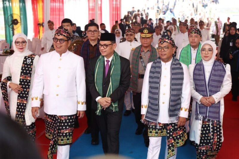 Andra Soni bersama pimpinan DPRD dan para tamu undangan berjalan menuju ruang Rapat Paripurna Istimewa Peringatan HUT ke-26 Provinsi Banten di Gedung DPRD Provinsi Banten, KP3B, Kota Serang