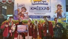 Foto tim mahasiswa PBA UMY yang membuat aplikasi Tarkeeb saat berhasil menjuarai KMI Expo XVII 2026 kategori Bisnis Digital