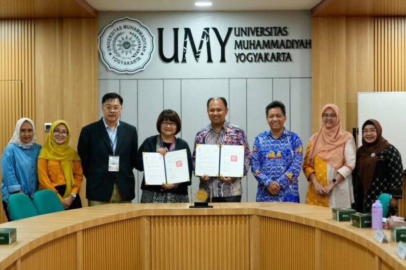 Perwakilan UMY dan MCUT berfoto bersama setelah penandatangan MoA