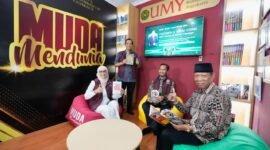 Kepala SMA N 1 Sedayu, bersama Sekretaris Universitas dan pimpinan Direktorat Komunikasi Publik UMY berfoto bersama di UMY Corner SMAN 1 Sedayu