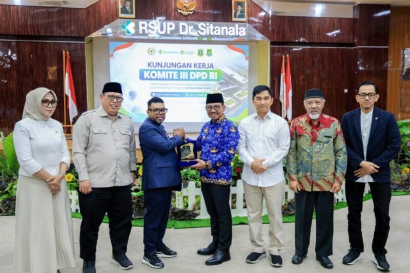 Rombongan Komite III DPD RI berfoto bersama pejabat Pemprov Banten dan jajaran RSUP Sitanala usai pertemuan dalam rangka pengawasan pelaksanaan Program CKG di Provinsi Banten.