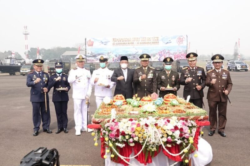 Wakil Gubernur Sumsel Cik Ujang (ketiga dari kanan) bersama jajaran Forkopimda foto bersama di depan tumpeng raksasa usai upacara HUT ke-81 TNI.