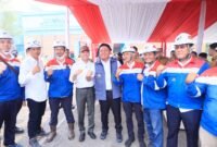 H. Herman Deru (tengah) foto bersama para pekerja proyek dari PT Adhi Karya (Persero) Tbk, pelaksana proyek perluasan Kolam Retensi Simpang Polda.