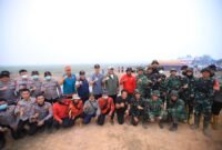 Herman Deru berfoto bersama personil gabungan TNI, Polri, BPBD, dan relawan penanggulangan karhutla saat melakukan kunjungan lapangan di Kabupaten OKI